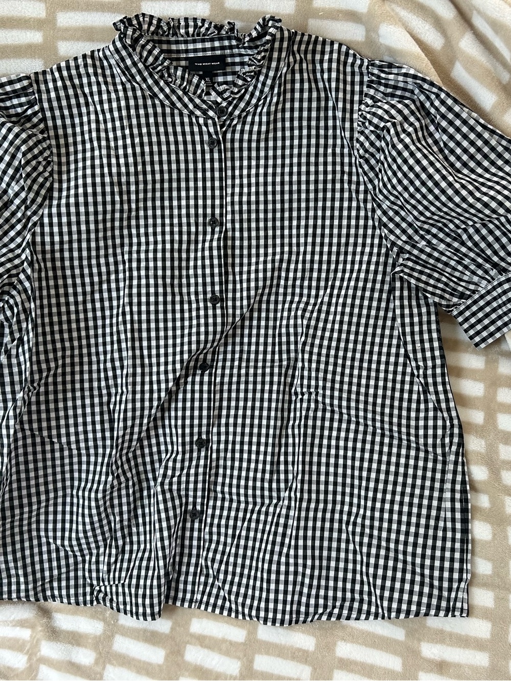 Who What Wear Black & White Gingham Ruffled Collar Shirt size XL in great condit